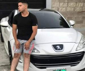 Alan compró un Peugeot RCZ blanco usado, valuado en poco más de 20 mil dólares.