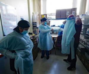 Imagen de referencia de los trajes de protección que usa el personal sanitario para atender pacientes con Coronavirus. AFP.
