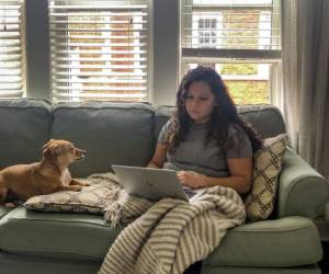 Mujer extrovertida, dice que sufre mucho con el encierro por el coronavirus. Para los introvertidos, en cambio, el confinamiento no representa problema alguno. Foto: AP.