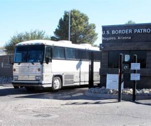 El centro de detención de la Patrulla Fronteriza en Nogales, Texas, alberga a cientos de niños inmigrantes que viajaban solos. (Foto: AP)