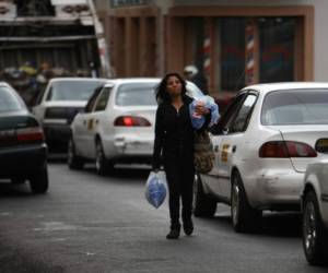 Mary, vende todos los días en las misma esquina, lugar que ha convertido en su segundo hogar. (Foto: Emilio Flores)