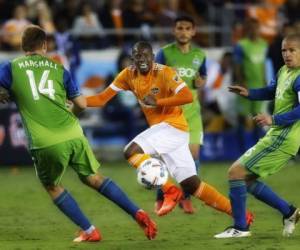 Bonieck García comanda el mediocampo del Houston Dynamo donde también militan Albert Elis y Romell Quioto. Foto: AP