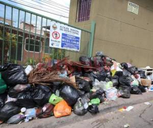 Este promontorio de basura está ubicado debajo de un rótulo de la Alcaldía que prohíbe botar desechos sólidos en la zona. Foto: Johnny Magallanes/EL HERALDO