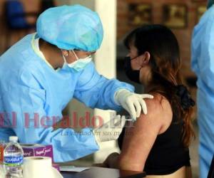 Los asegurados deben ingresar al sitio web del IHSS para agendar su cita de vacunación. FOTO: David Romero/EL HERALDO