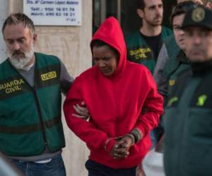 Ana Julia llegando a la Guardia Civil para rendir declaración. Foto: Cortesía El País.