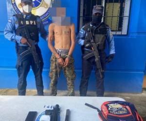 Al momento de su detención al imputado le decomisaron un arma de fuego tipo Mini Uzi de uso prohibido en Honduras.