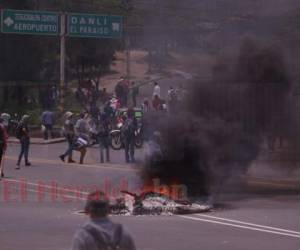 Los manifestantes quemaron llantas en la salida al sur de la capital de Honduras para evitar el libre tránsito de los vehículos. Foto: Eduardo Elvir/EL HERALDO.