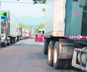 Hay días en que las colas de furgones han alcanzado los cinco kilómetros, según informes de la Dirección Adjunta de Rentas Aduaneras de Honduras.