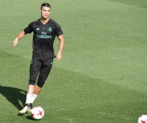 El delantero del Real Madrid, Cristiano Ronaldo, entrenando con el Real Madrid. (AFP)