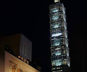 El mensaje escrito en la Torre Taipéi 101 estaba en mandarín. Foto: Facebook