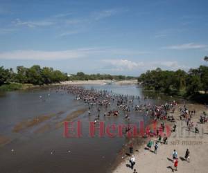 Los migrantes en su desesperación corrieron hacia el río para poder entrar a México. Foto: AP.