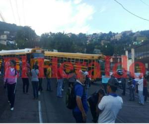 Los pobladores de la zona atravesaron dos buses para impedir el paso de los vehículos. Foto: Estalin Irías