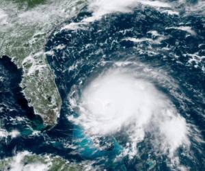 El huracán se debilitó ligeramente el lunes y pasó a categoría 4. Foto: AP