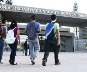 A pesar que la población hondureña y las diferentes autoridades del país están en alerta ante la llegada del Covid-19, la población universitaria se mantenía tranquila recibiendo sus clases de manera normal.