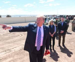 El presidente de Estados Unidos, Donald Trump, visitó el viernes 5 de abril la frontera de Calexico, California, con un mensaje contundente para los migrantes. Fotos: AFP