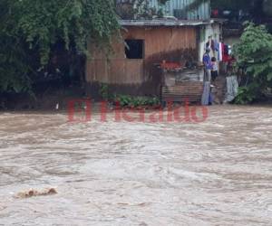 Así es la situación que los ciudadanos viven en la capital de Honduras ante las fuertes lluvias. Foto: Alex Pérez/EL HERALDO