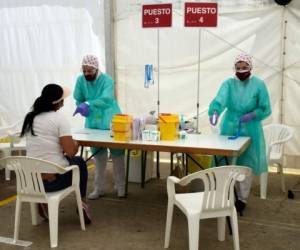 Las enfermeras se preparan para extraer sangre en un punto de prueba temporal en Torrejón de Ardoz, España. Foto: Agencia AFP.