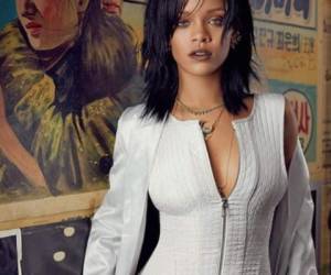 Rihanna compartió las primeras imágenes de su nueva línea de lencería y confesó que está bastante entusiasmada con su próximo lanzamiento.