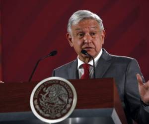 El presidente mexicano Andrés Manuel López Obrador afirma el en su conferencia de prensa matutina en el Palacio Nacional, en la Ciudad de México. Foto: Agencia AP.