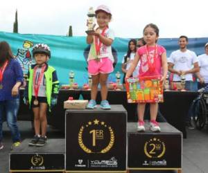 Paula Sánchez, Emma Rojas (centro) y Elda Rodríguez fueron las más rápidas en niñas de 0 a 4 años. Fotos: Marvin Salgado/Efraín Salgado