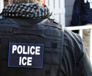 Como parte del acuerdo, el ICE ofrecerá una formación de un día a los agentes para que puedan arrestar a personas por cargos migratorios mientras están presos y enfrentando otros cargos.