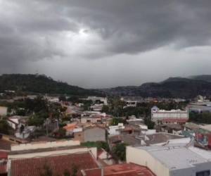 Una nube negra cubrió el cielo de la capital de Honduras esta tarde.
