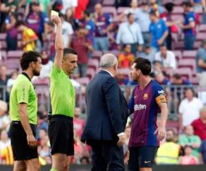 Messi encaró al árbitro tras el empate del Barcelona ante Athletic Club. Foto AFP