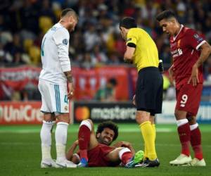 Salah quedó tendido en la cancha del estadio de Kiev. Foto AFP