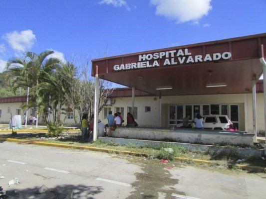 El miembro de la Policía Nacional fue ingresado a la Sala de Emergencia del Hospital Gabriel Alvarado.