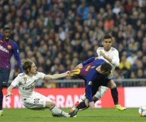La derrota el miércoles 3-0 ante el Barça en el Santiago Bernabéu eliminó al Madrid en las semifinales de la Copa del Rey. Perder otra vez les dejaría a 12 puntos de los azulgranas, con 12 fechas por delante. (Foto: AP)