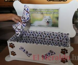 Las cajas fúnebres para perros son de mayor tamaño y tienen finos acabados y accesorios adicionales.