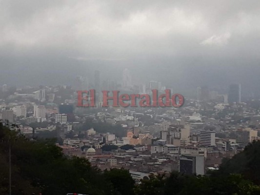La capital de Honduras, Tegucigalpa, presentó cielos nublados la mañana de este martes. Foto: Alex Pérez/EL HERALDO.