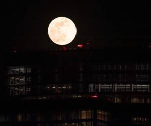 Una grúa de construcción del distrito comercial de Porta Garibaldi es fotografiada contra la Super Luna de Nieve el 19 de febrero de 2019 en Milán. Fotos AFP