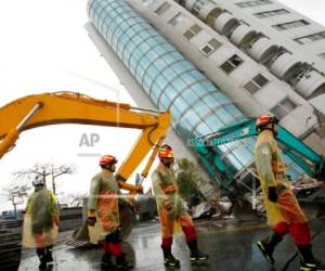 Un total de 17 personas perdieron la vida en cuatro inmuebles que colapsaron parcialmente por el sismo de magnitud 6,4 registrados el pasado 6 de febrero. Foto: AP