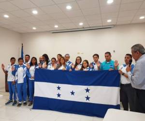 El presidente del COH juramentando a la selección catracha.