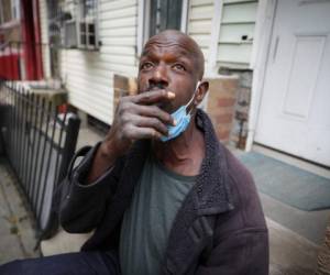 Aubrey, de 57 años, describe la soledad provocada por los protocolos de distanciamiento social, tras recibir una dosis de su medicación antipsicótica para tratar su esquizofrenia, en el barrio neoyorquino de Brooklyn. Foto: AP.