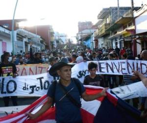 Migrantes caminan en una caravana rumbo a la Ciudad de México para solicitar asilo y estatus de refugiado, en Tapachula, estado de Chiapas, México, el 23 de octubre de 2021. Foto: AFP