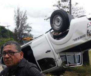 El pick-up quedó a la orilla de la carretera después de colisionar con la unidad del transporte que se dirigía hacia El Progreso. Foto: Redes