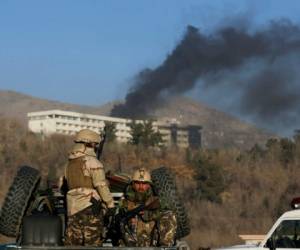 Un comando de media docena de personas ingresó en el hotel -propiedad del estado afgano- poco después de las 9:00 de la noche, del sábado provocando una explosión para abrirse camino antes de disparar. Foro: AFP