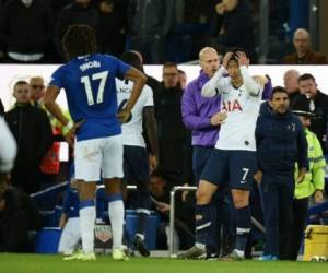 Por esta acción, el árbitro Martin Atkinson sacó la tarjeta amarilla de su bolsillo, pero al ver la grave lesión del portugués, cambió su decisión y expulsó a Son. Foto: cortesía.