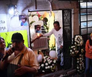 Las personas asisten al funeral de Fátima Aldriguett, de siete años, cuyo cuerpo fue encontrado durante el fin de semana con signos de tortura. Foto: AFP.