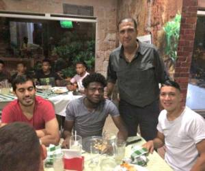 Pedro Atala junto a los jugadores de Motagua en un convivio previo a la Gran Final ante Honduras de El Progreso (Foto: @Motaguacom en Twitter)