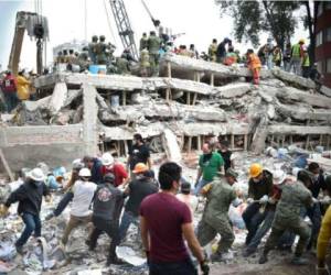 Los mexicanos recuerdan este sábado 19 de septiembre a los fallecidos del sismo de 2017 y a los más de 10,000 muertos que dejó otro devastador terremoto ese mismo día de 1985. Foto: AFP