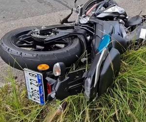 El accidente dejó a uno de los motociclistas muerto, a otro con lesiones leves y a un menor en el hospital.