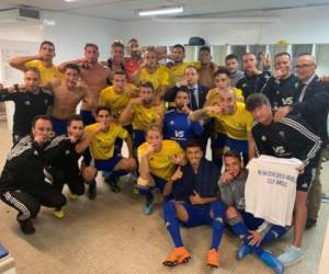 Los jugadores del Cádiz celebrando el triunfo en el camerino. Anthony Choco Lozano salió de cambio a los 76 minutos.