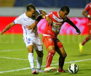 Acción del partido entre Arnold Peralta de Olimpia y Henry Clark de Real Sociedad. Foto: David Romero