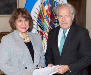 La vocera interina de la maccih, Ana María Calderón le presentó el séptimo informe de la Misión al Secretario General de la OEA, Luis Almagro. Foto: Luis Almagro/Twitter.