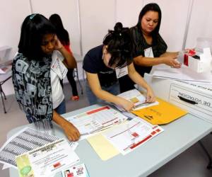 La Ley Electoral y de las Organizaciones Políticas establece que, ante la falta del acta, se debe iniciar un escrutinio especial voto por voto.