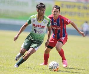 Oliver Morazán busca recuperar el balón ante el rival canechero.