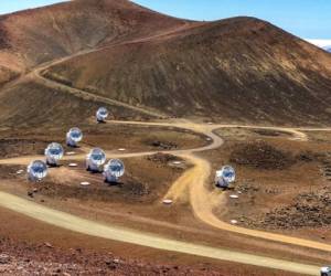 Los observatorios Maunakea del Submillimeter Array, parte de la red Event Horizon Telescope, en la cima de Mauna Kea, Hawai, con los que se han hecho estudios para poder ver agujeros negros. (Foto: AP)